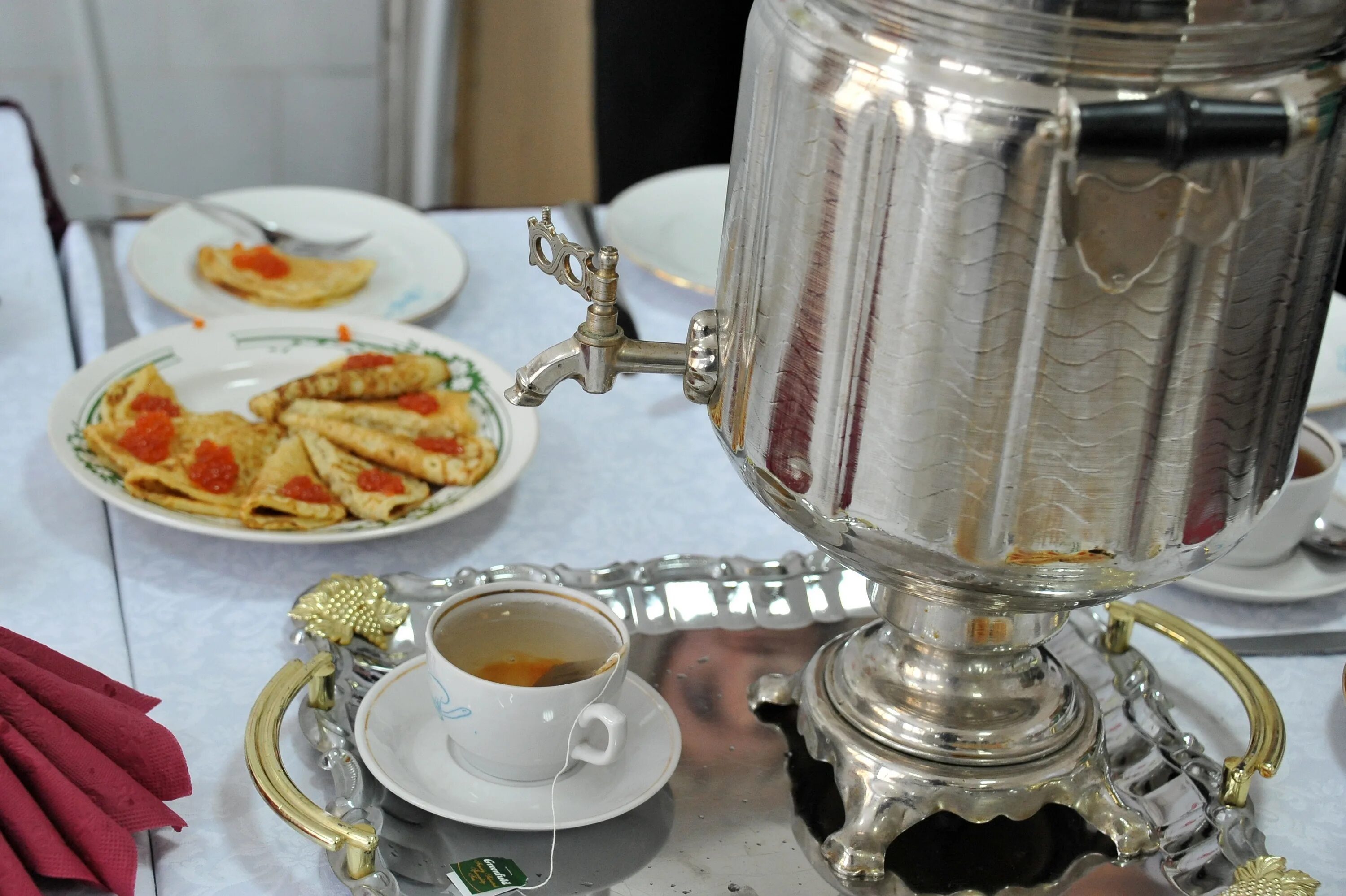 Стол с самоваром и блинами. Самовар с блинами. Масленица самовар. Самовар на столе. Самовар с блинами картинки