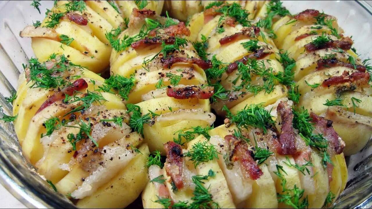 Вкусная картошкой в духовке простой рецепт. Картошка гармошка. Картошка в духовке. Картошка-гармошка в духовке. Красиво запечь картофель в духовке.