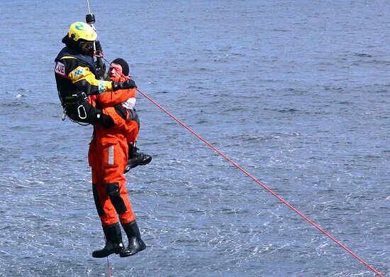 Спасение людей на море. Спасательная операция на воде. МЧС на море. Работа спасательного судна.