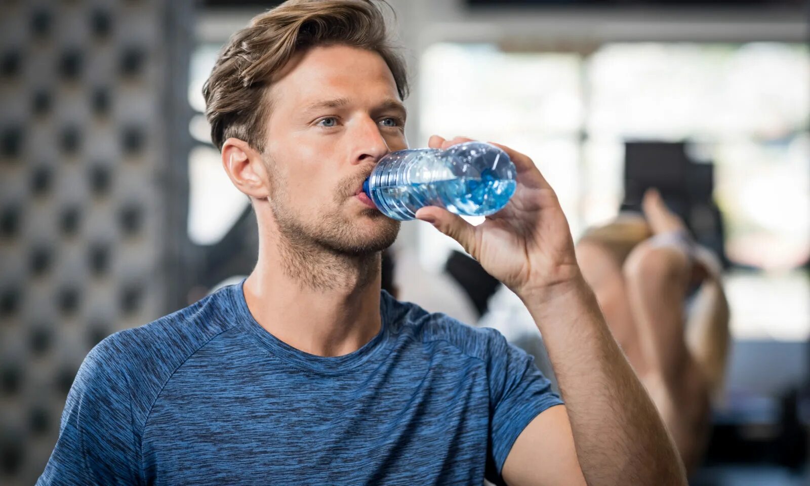 Вода и человек. Guy water. Люди на море. Человек пьет. Вода бутылка жажда мужчина.
