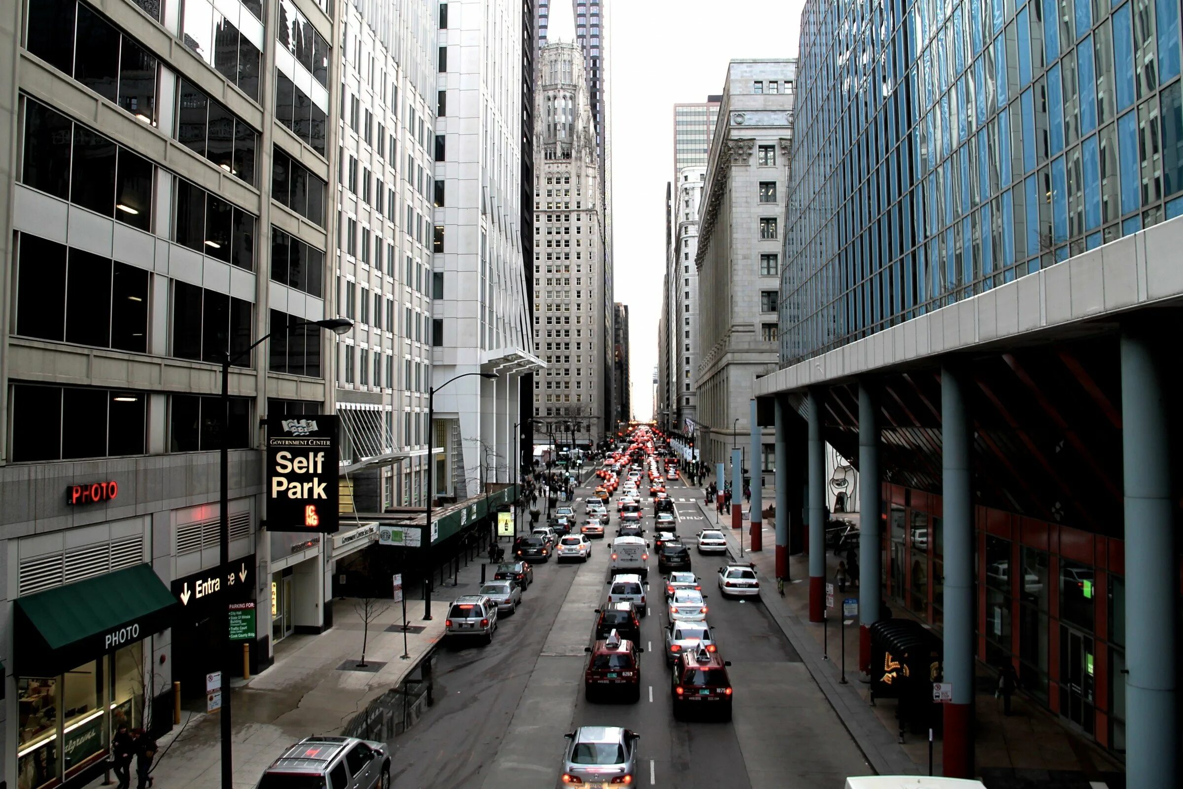 Between city. Улица гоу стрит. street traffic. between buildings. park between building.