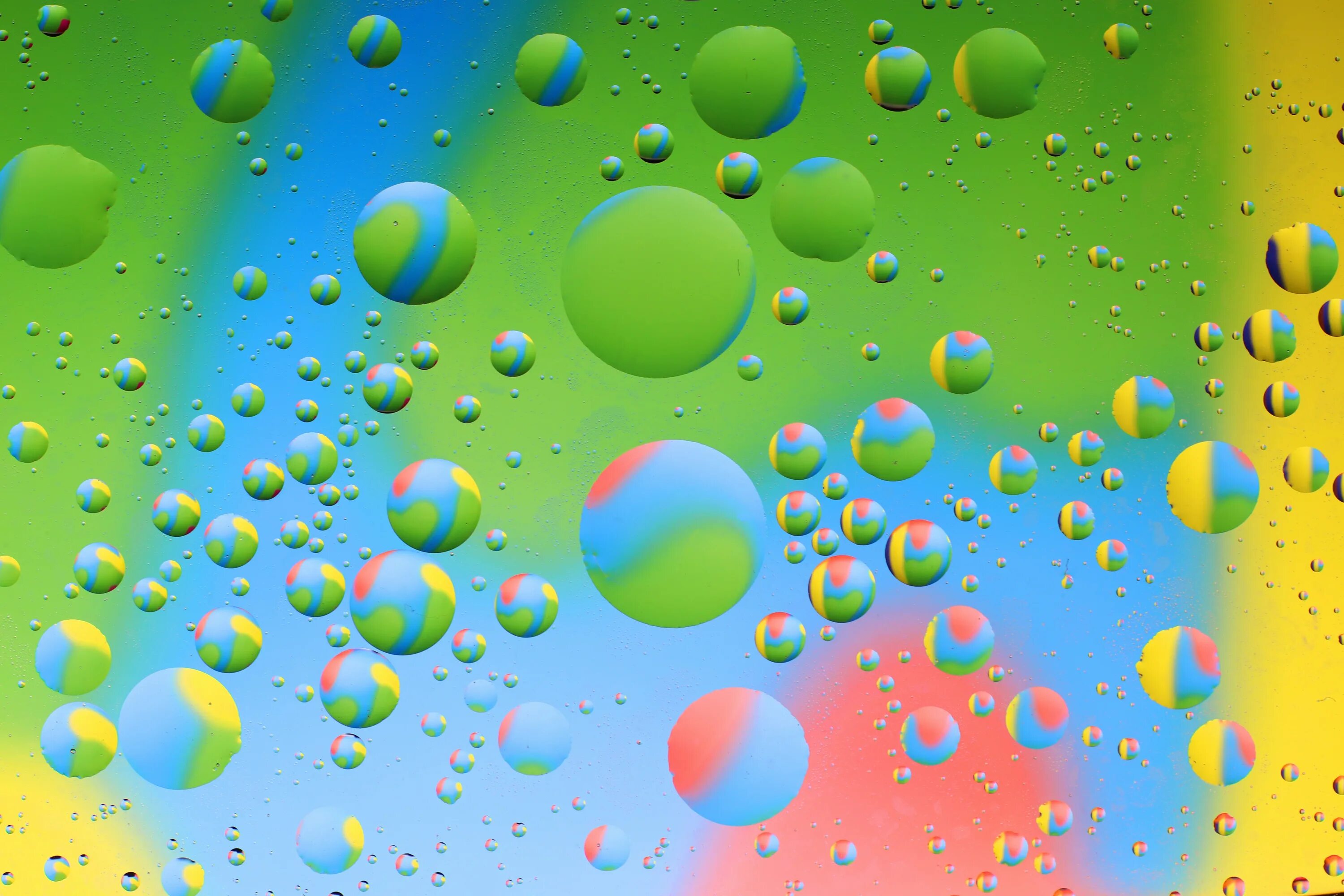 Разноцветные мыльные пузыри. Разноцветные пузыри. Абстракция пузыри. Яркий фон с пузырями.
