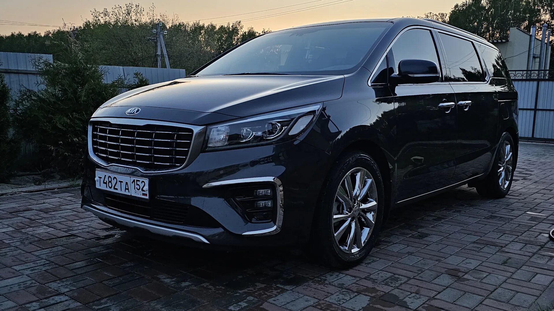 Купить б/у Kia Carnival III 2.2d AT (202 л.с.) дизель автомат в Москве: белый Ки