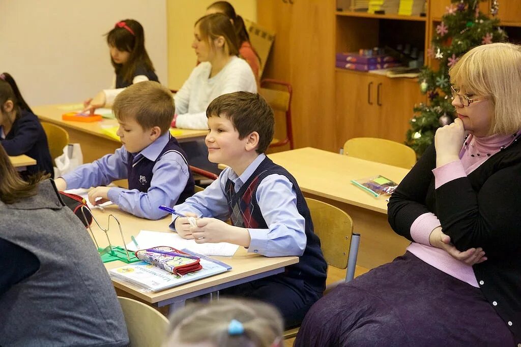 Сопровожу ребенка в школу. Дети с ОВЗ. Дети с ОВЗ В школе. Дети коррекционной школы. Дети в школе с тьюторами.