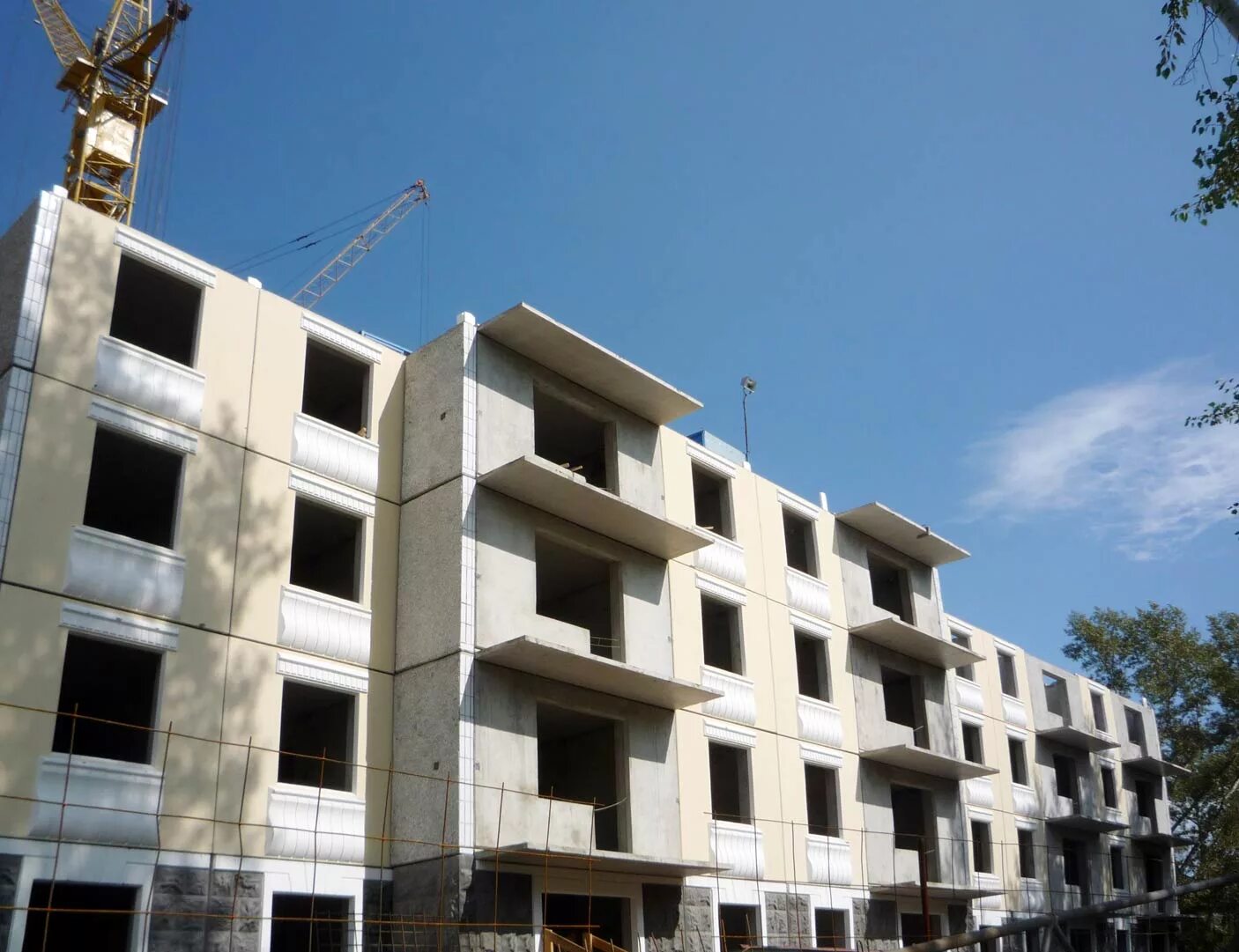 На петроградской стороне, дом из могильных плит,. Дом плит спб. Меншиковский дворец изразцы. Дворец меньшикова изразцы. Дом плит спб.