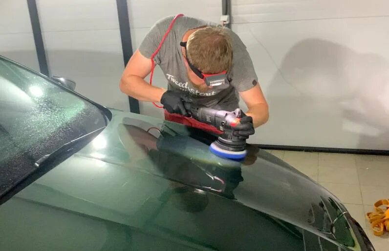 Полировка краски автомобиля. Полировка авто до и после. Шлифовка ворот после покраски. Полировка после покраски. Отполированная машина.