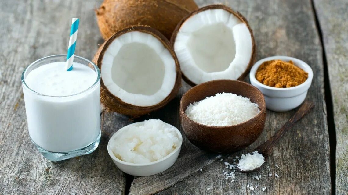 Можно ли кокосовое молоко в пост. Кокосовое молоко. Продукты из кокоса. Кокосовое молоко в кокосе. Сухое кокосовое масло.