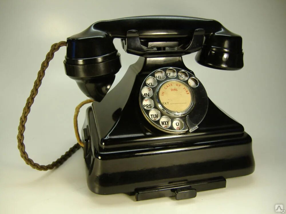 Телефонный аппарат стационарный. Старый телефон. Старый телефонный аппарат. Старинный телефон.
