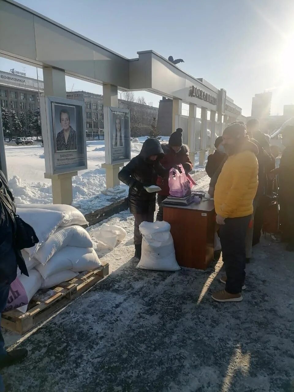 5 канал саратов. Очередь за сахаром. Очередь на театральной площади за сахаром. Саратов площадь сахар. Очередь за сахаром в Саратове.