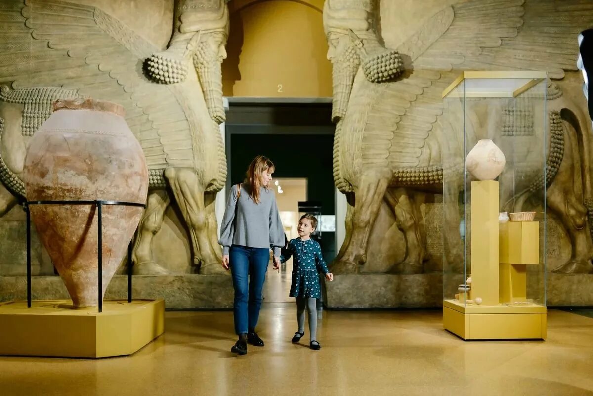 Монреаль музей картин. Музей естествознания ночь в музее. Национальный музей нью-йорк экспонаты. Bill visited the museum. Люди на выставки в музеи мульт.