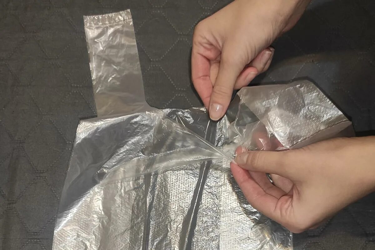 Как открыть пакет. Вскрыть пакет. Открывает пакет. Пакет с мусором. Открыватель пакетов.