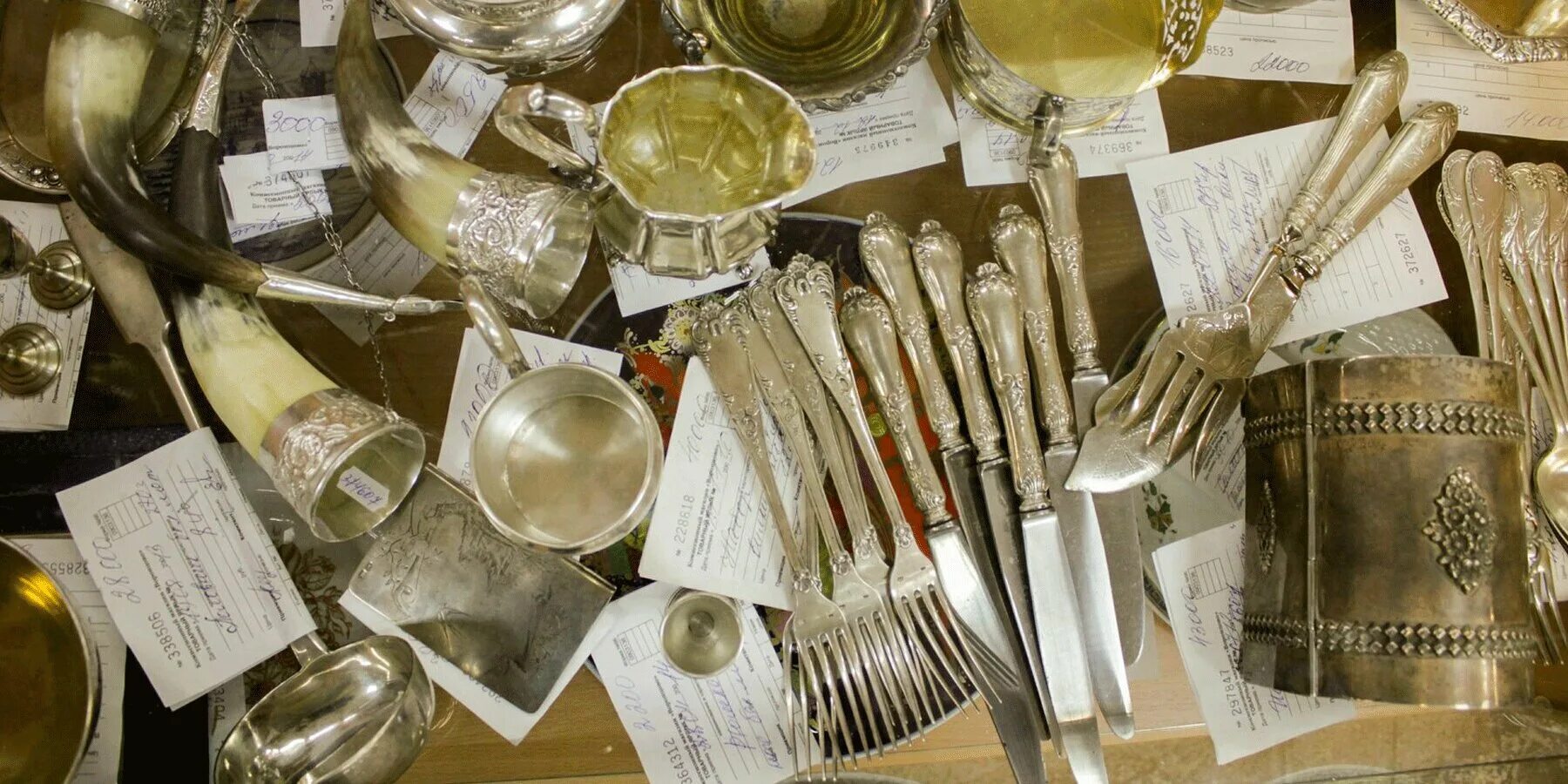 Магазин посуды. Комиссионный посуды. Старая посуда. Комиссионный магазин посуды. Комиссионный магазин посуды.