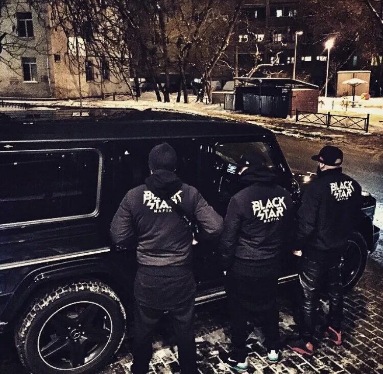 друзья бандиты. Moscow death brigade граффити. трое мужчин со спины. парень в маске. бандиты ночью.