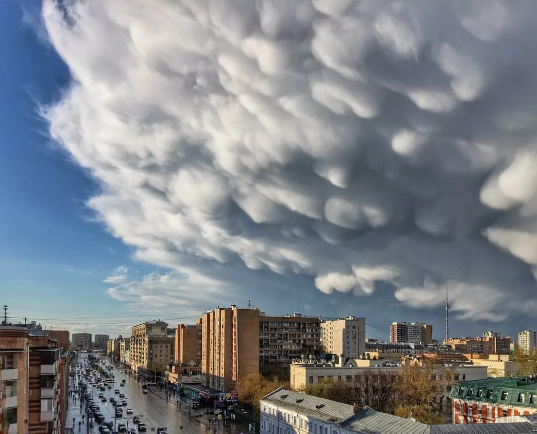 Какая погода сегодня в небе. Облака мамматус атмосферное явление. Мамматус в Москве. Тучи над городом. Облака Москва.