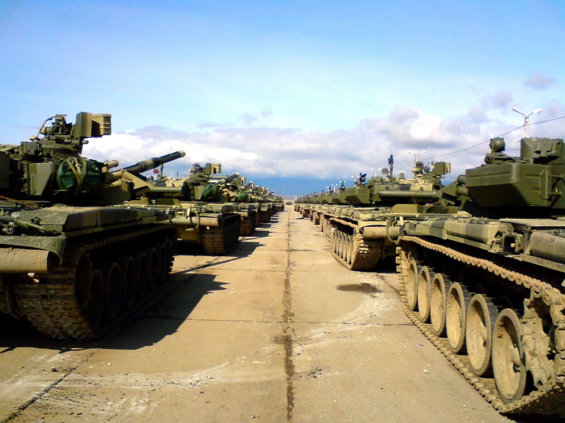 Танковые войска входят. Танк т90. Т 90. Танковая бригада т90. Колонна танк т80.
