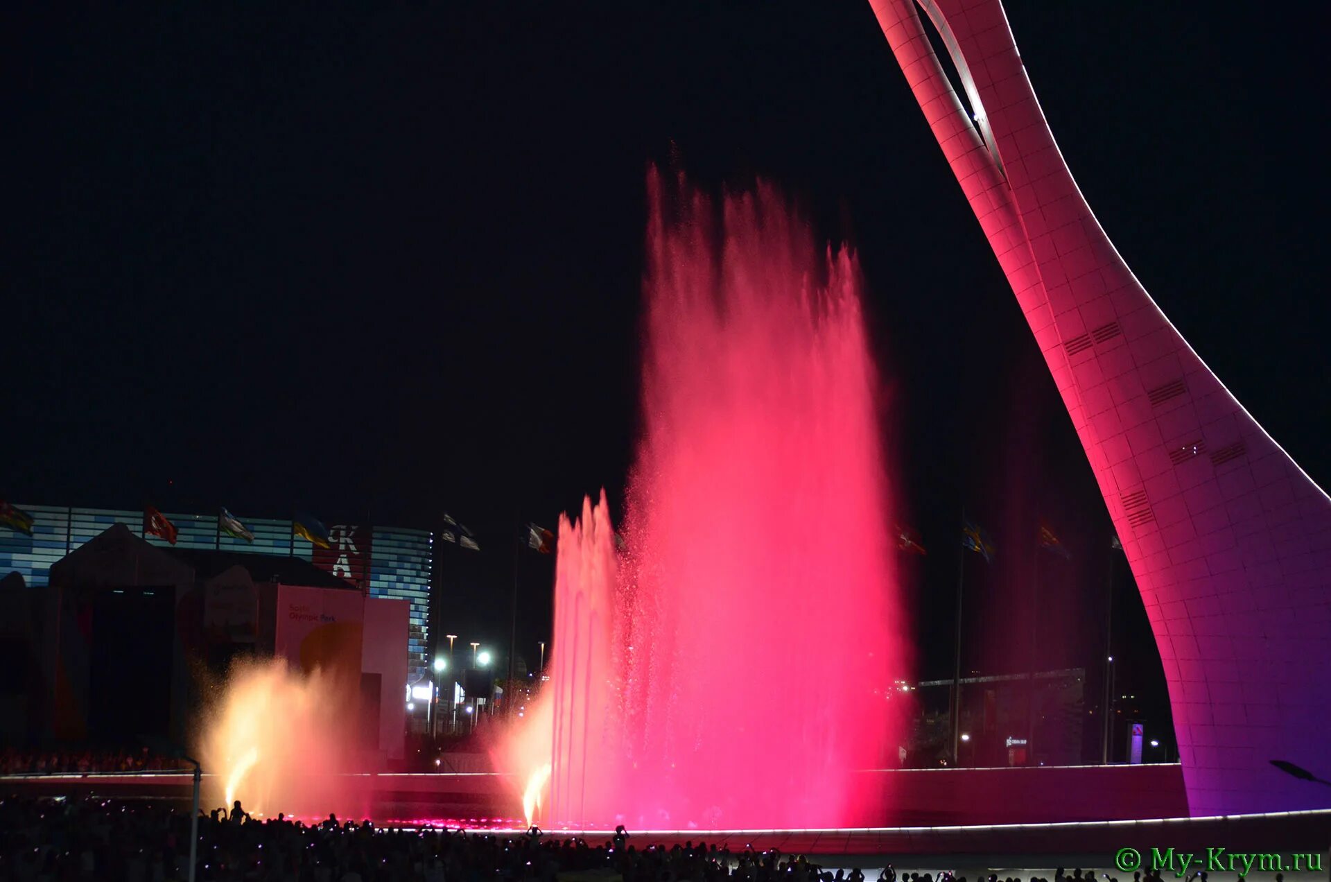 Поющие фонтаны время работы. Олимпийский парк шоу фонтанов. Поющие фонтаны в Адлере Сочи парк. Фонтан Адлер Олимпийский парк. Поющий фонтан в Сочи в Олимпийском парке.