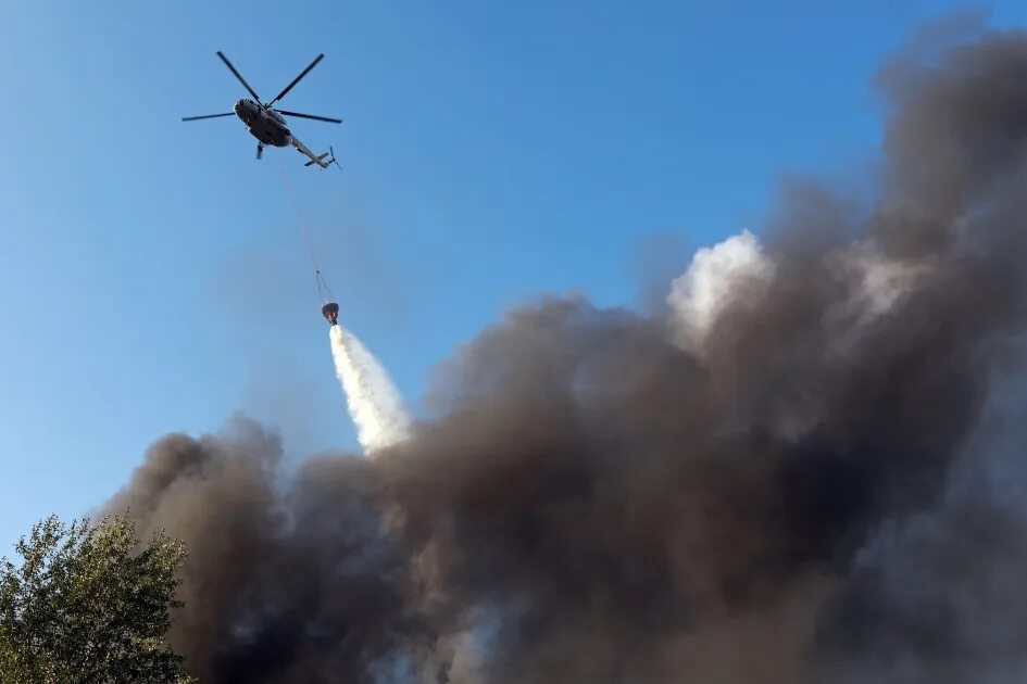 Тушение пожаров с помощью вертолетов впр. Пожарный вертолет ми-8. Вертолет ми 8 тушит пожары. Ми-8 МЧС России на Лесном пожаре. Тушение лесных пожаров вертолет ми 8 т.