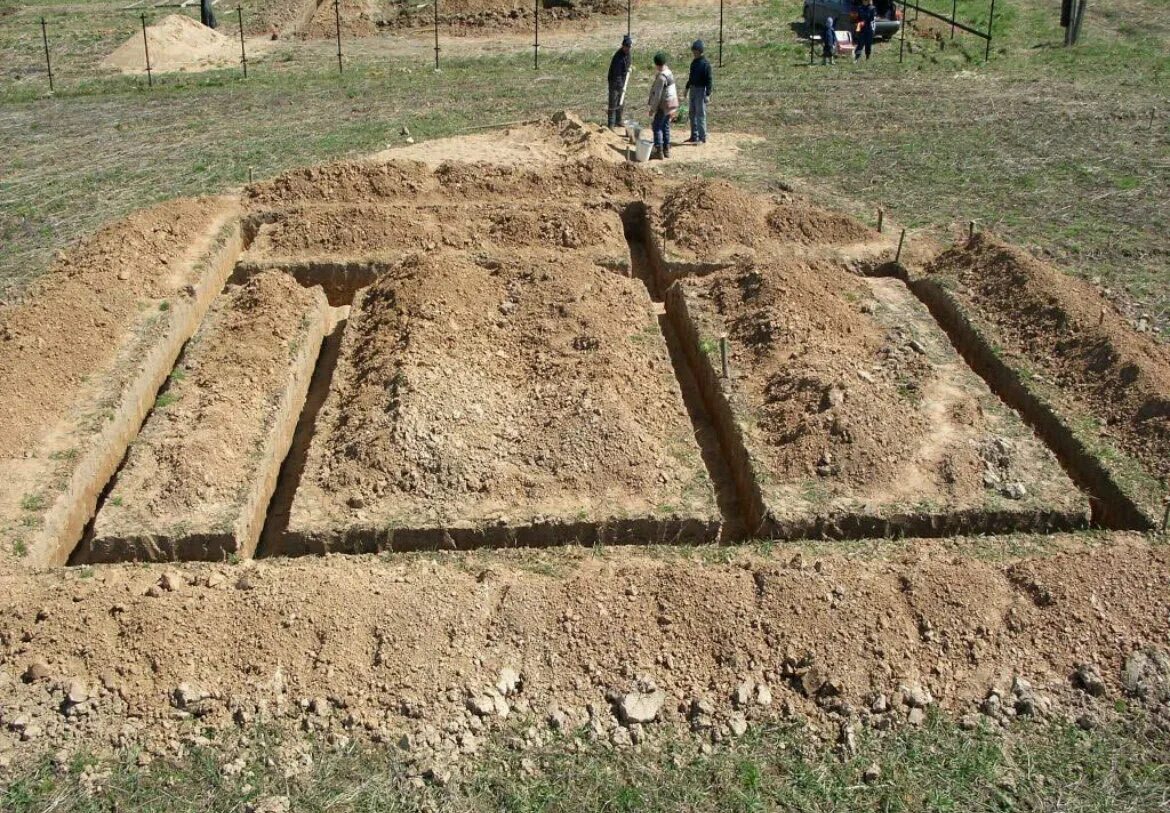 Траншея под фундамент 1. Копка фундамента. Траншея 1. Траншея для ленточного фундамента. Копка фундамента.