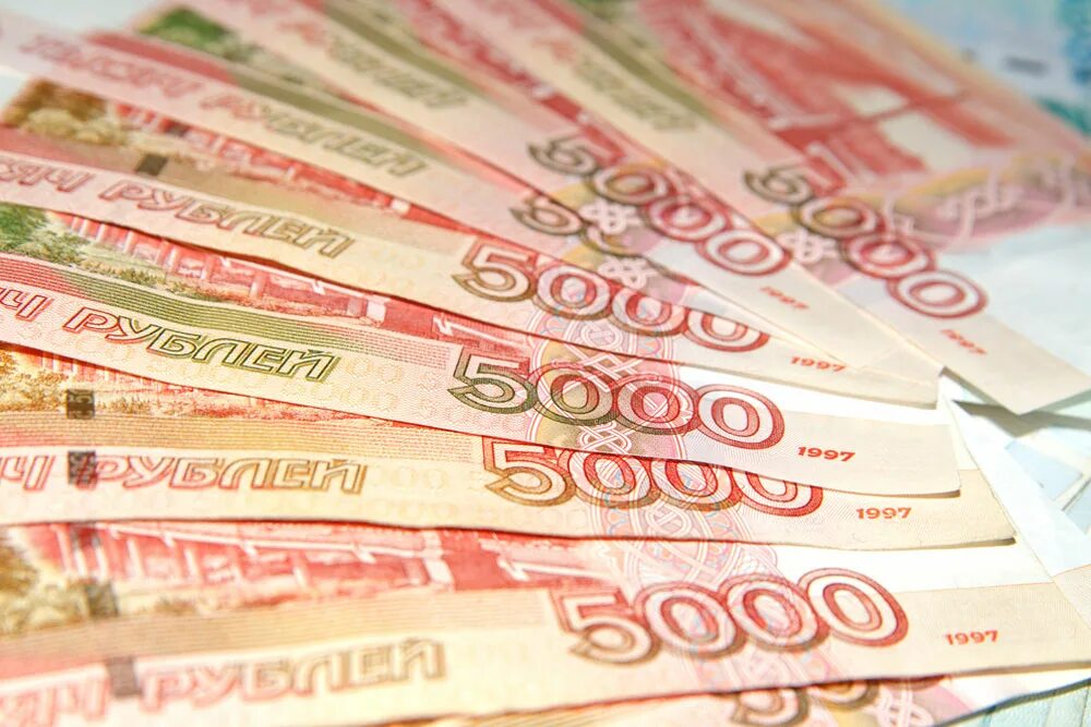 Платят 1000000 рублей. Пятитысячная купюра. Рубли. Красные деньги. Много денег красный.