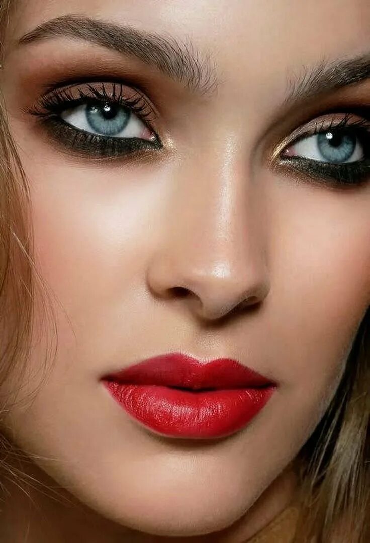 Вечерний макияж с красной помадой. Красные губы. Мономакияж 2022. Темно фиолетовая помада. Макияж для зеленоглазых.