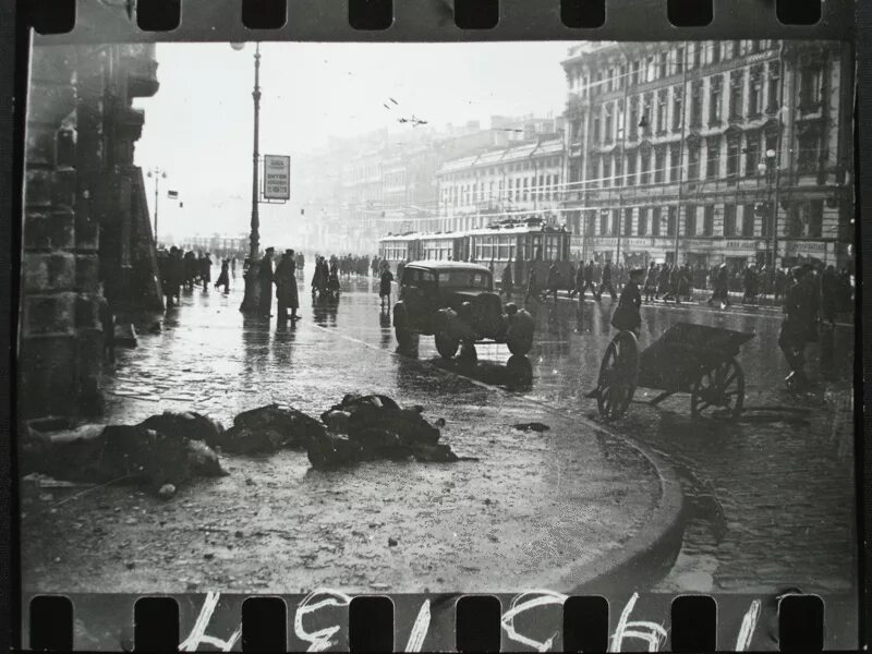 Кадры блокадного ленинграда. Блокадный ленинград кадры хроники. Кадры блокадного ленинграда. Кадры блокадного ленинграда кинохроника. Кадры блокадного ленинграда.