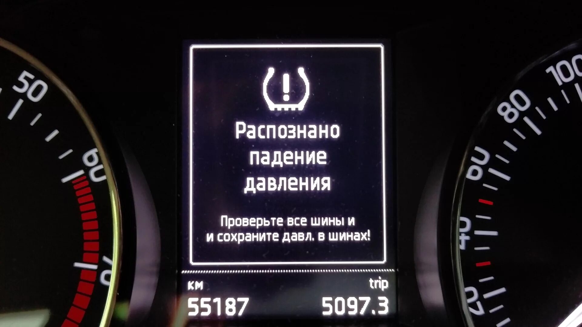 Давление в шинах Шкода Рапид 2021 датчик давления. Индикатор давления воздуха в шинах Шкода Рапид. Датчик давления в шинах Шкода Рапид 2021. БМВ 3 е90 индикатор давления в шинах.