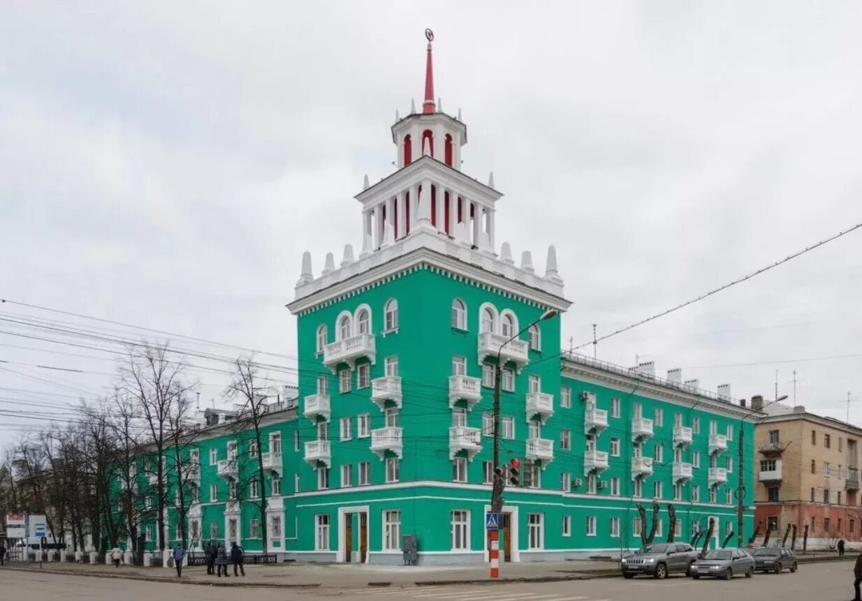 Дом со шпилем Дзержинск. Дом со шпилем в Дзержинске Нижегородской области. Улица Чкалова Дзержинск. Архитектура города Дзержинска Нижегородской области. Дзержинск нижний новгород область