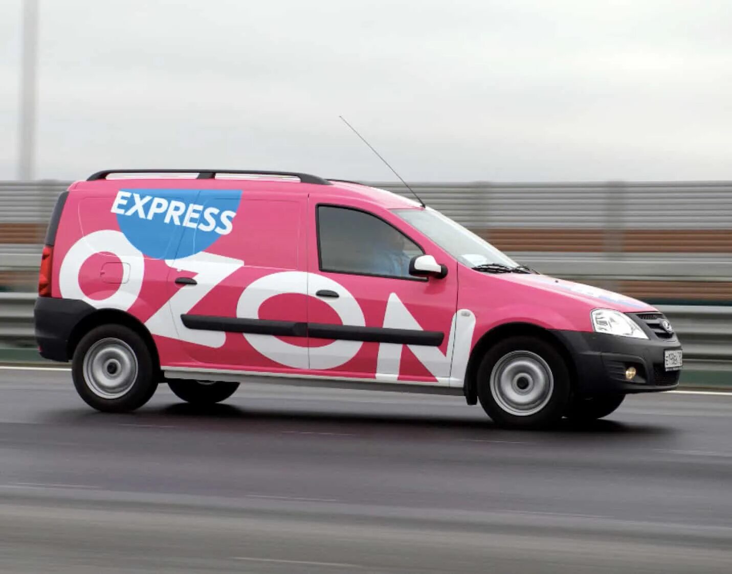 Озон заказать автомобиль. OZON Express. Машина доставки. Озон экспресс машина. Брендирование машины.