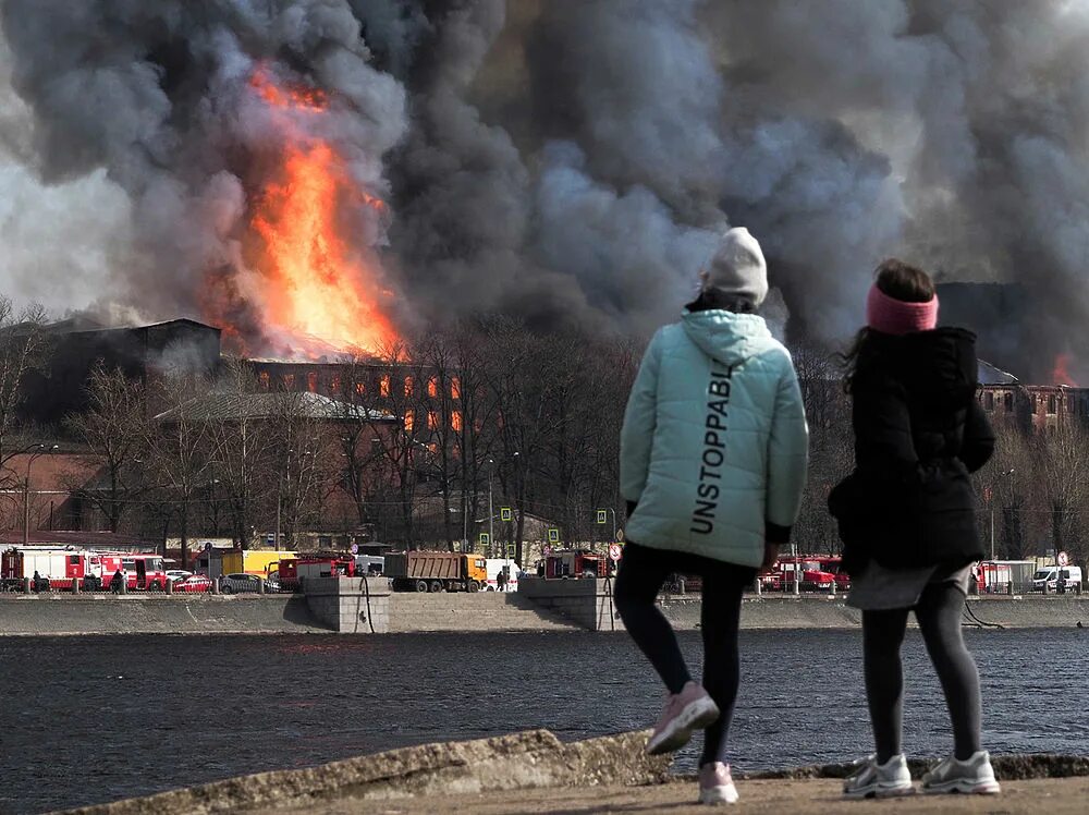 Крупные пожары в россии за последние годы. Невская мануфактура пожар. Невская мануфактура Санкт-Петербург пожар. Невская мануфактура после пожара. 2021 Невская мануфактура до пожара.