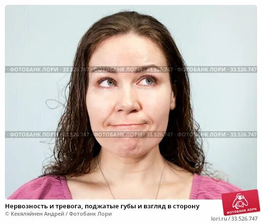 Человек поджимает губы. Поджатые губы. женщина с поджатыми губами. женщина поджимает губы. поджатые губы улыбка.