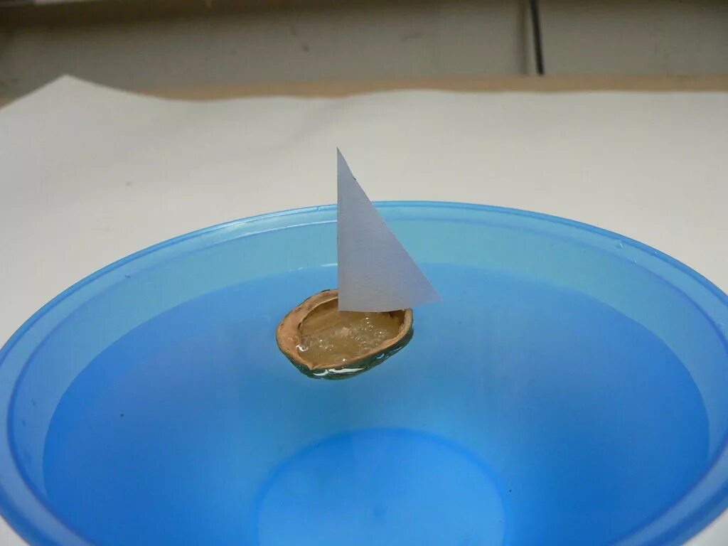 кораблик из скорлупы грецкого ореха своими. кораблик из скорлупы грецкого ореха. кораблик кораблик из скорлупы грецкого ореха. кораблик с парусом из скорлупы грецкого ореха. кораблик из скорлупы.