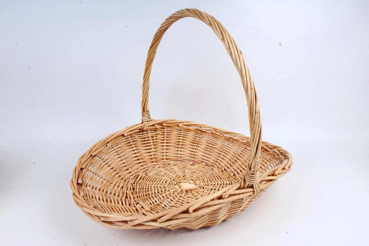 Корзинки из ивы. Плетеная корзина из ивы. Плетение корзин из лозы. Овальная корзина из ивы. Плетеная корзина из ивы.