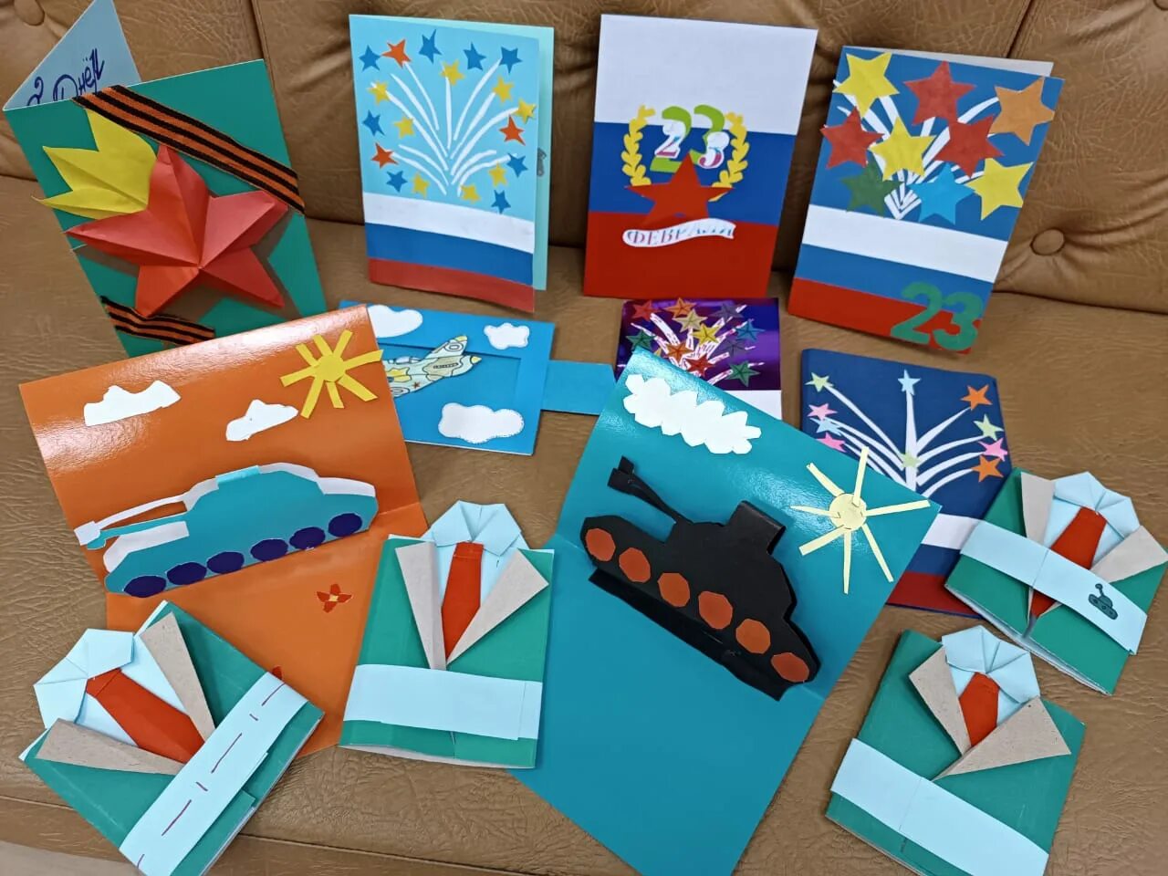 23 февраля технология 1 класс. Поделки с детьми на 23 февраля. Интересные аппликации к 23 февраля. Технология подарок на 23 февраля. Технология открытка к 23 февраля.