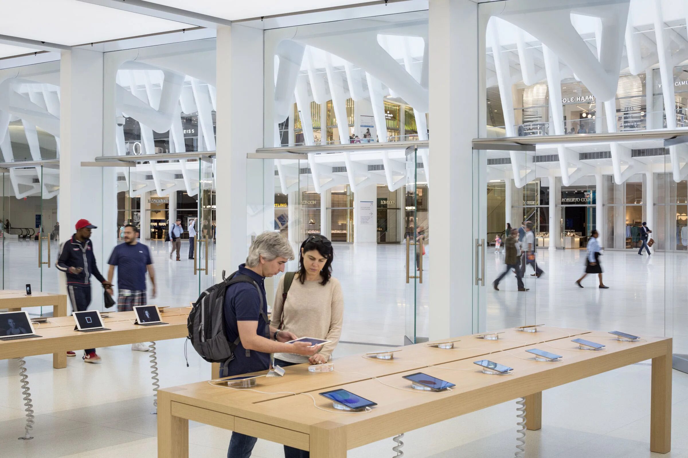 Apple store в россии. Apple Store 2022. Apple Store 1990. Apple Store 2005. Apple iphone магазин.