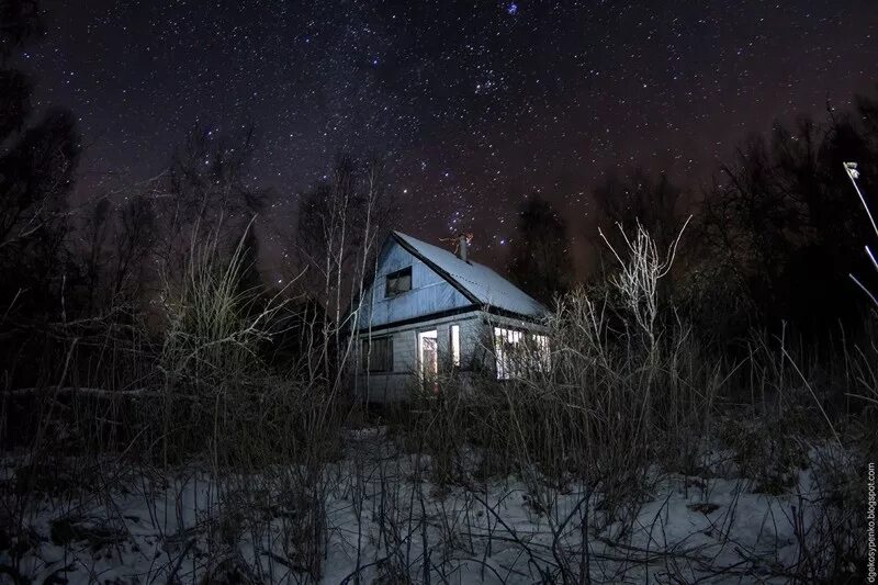 Ночные хаты. Ночь в деревне. Ночная деревня. Дерево ночью. Ночной домик в деревне.