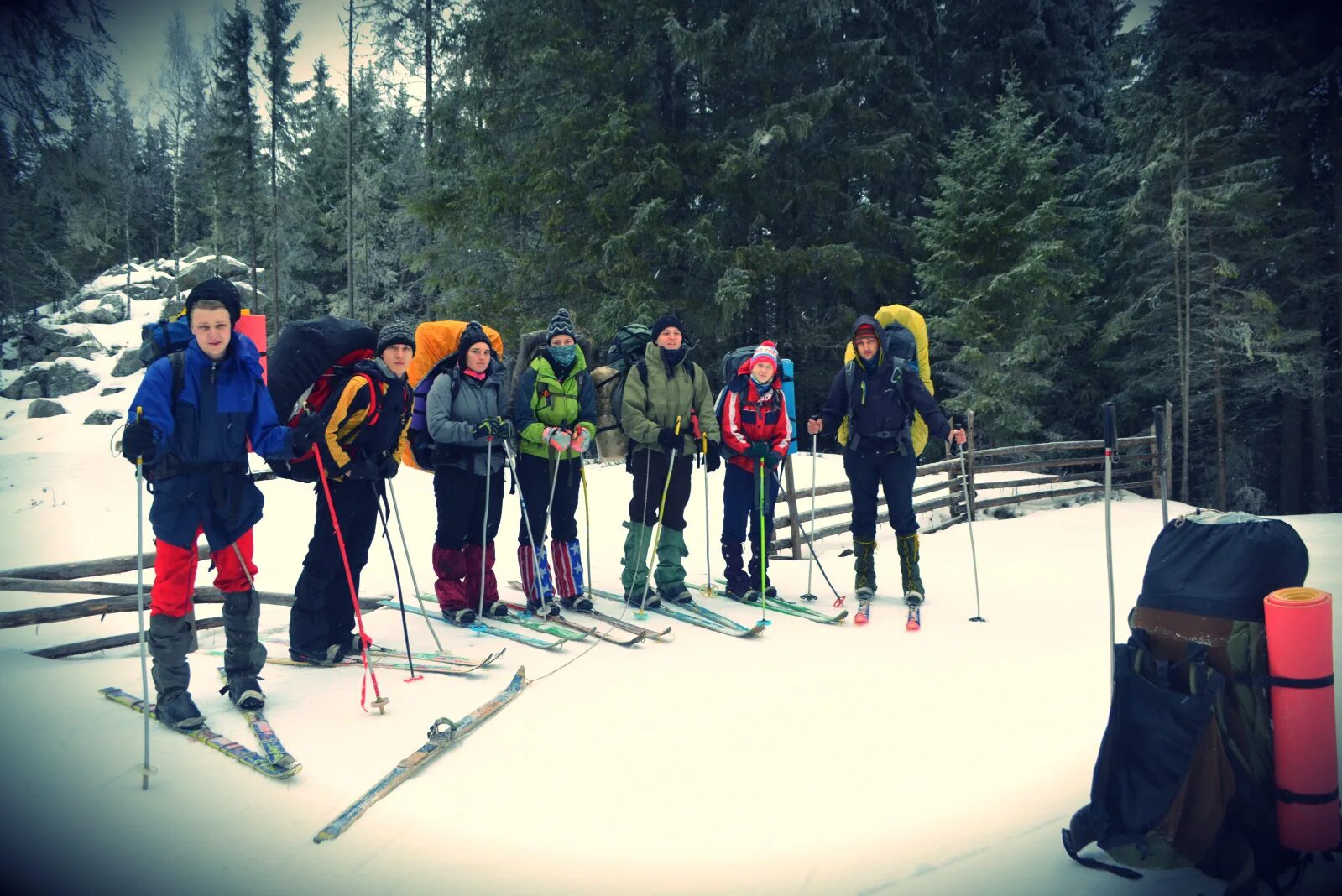 Туристу лыжнику было лень. Лыжный туризм. Лыжный спортивный туризм. Лыжный поход. Туристические лыжи для походов.