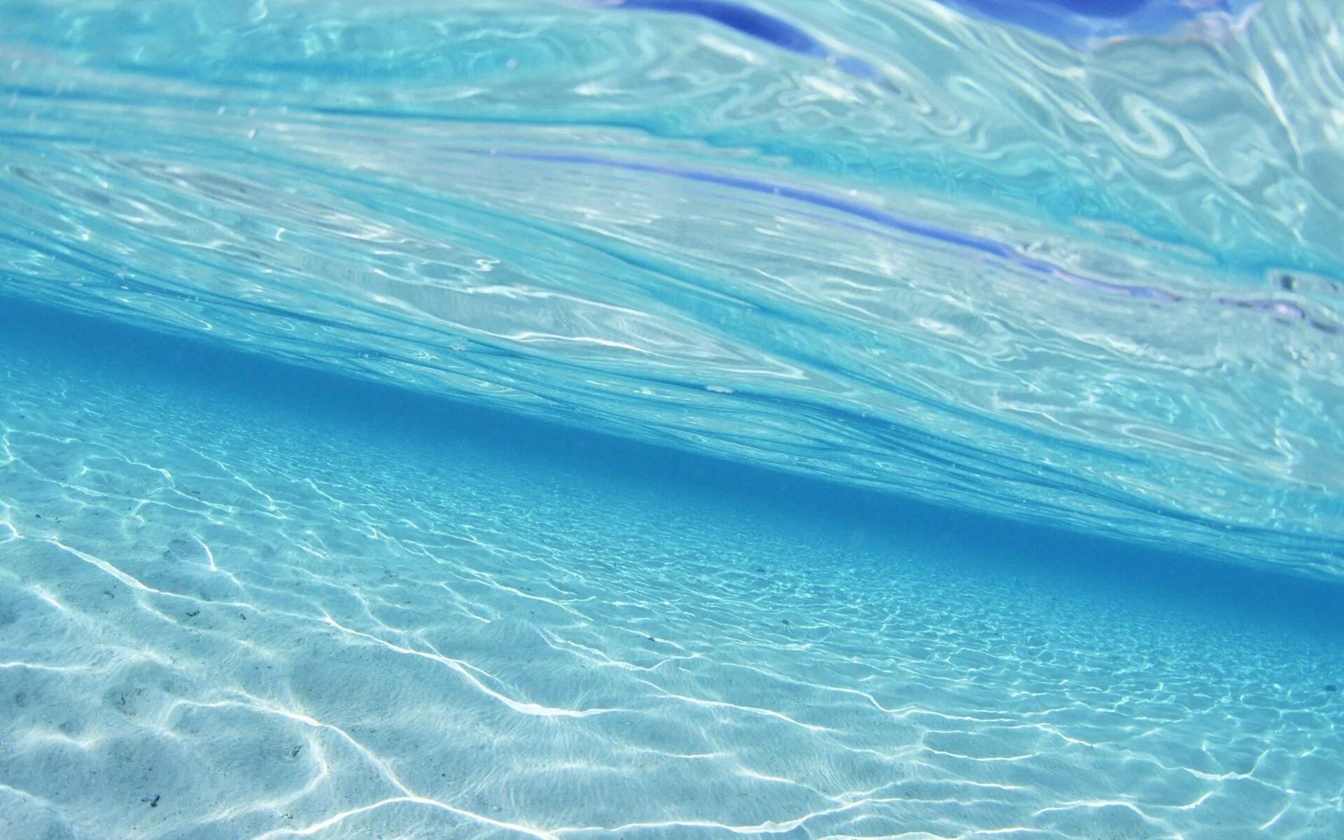 Синий фон вода. Прозрачное море. Светло голубые отдых на воде. Море вода. Вода фон.