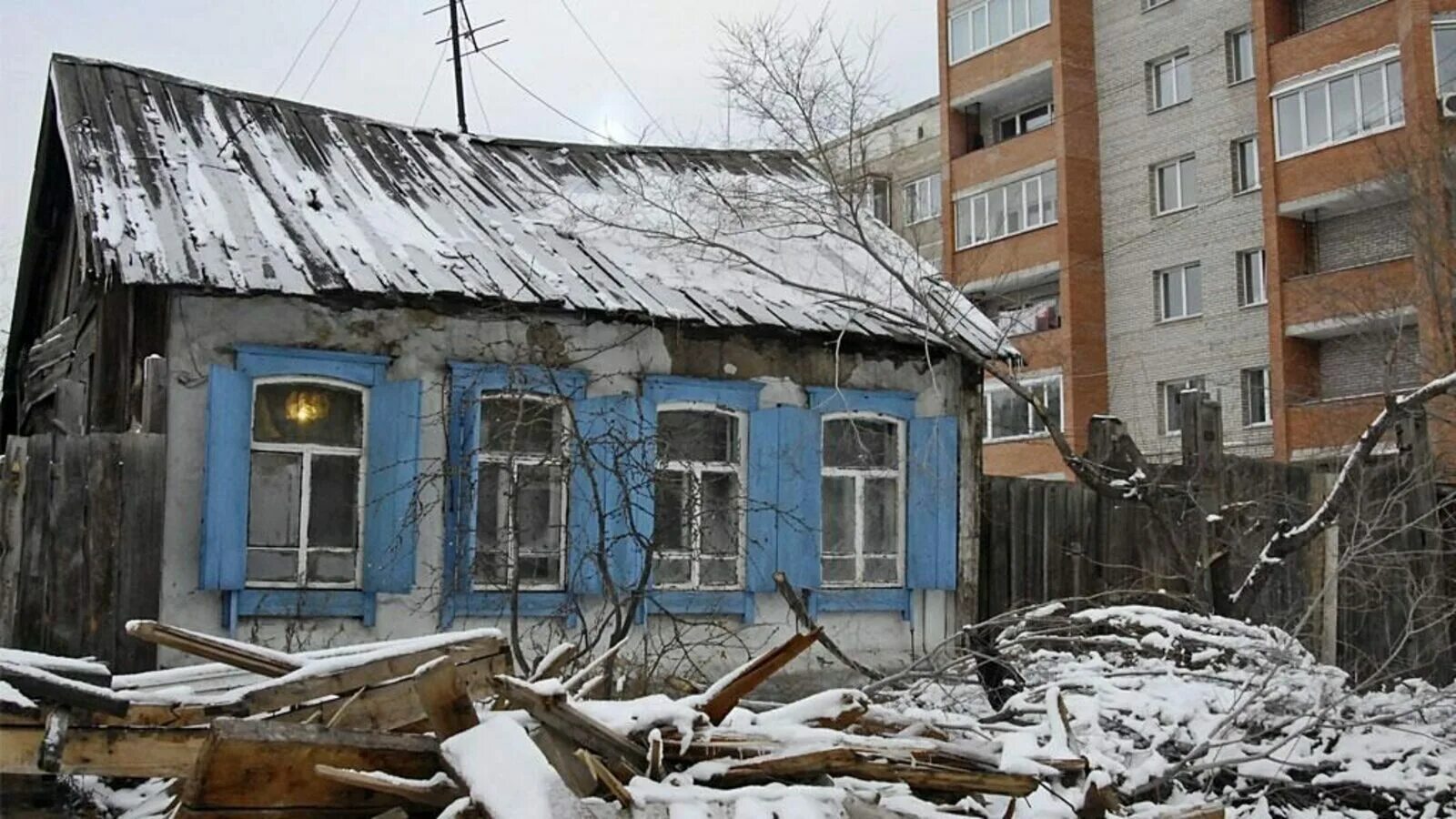 Расселение приватизированного жилья. Расселение аварийного жилья в иркутске. ветхое жилье. ветхое здание. аварийное жилье.