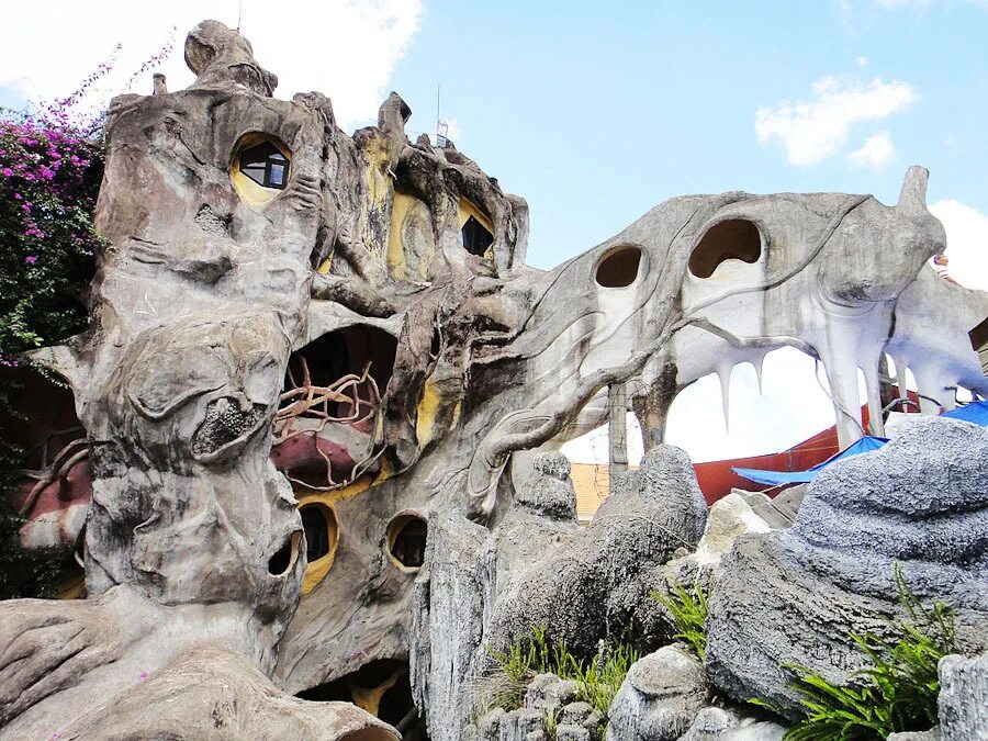 30 самых необычных. 30 самых необычных. Dog bark park inn отель. Гостиница внутри собаки dog bark park inn. Альпы.