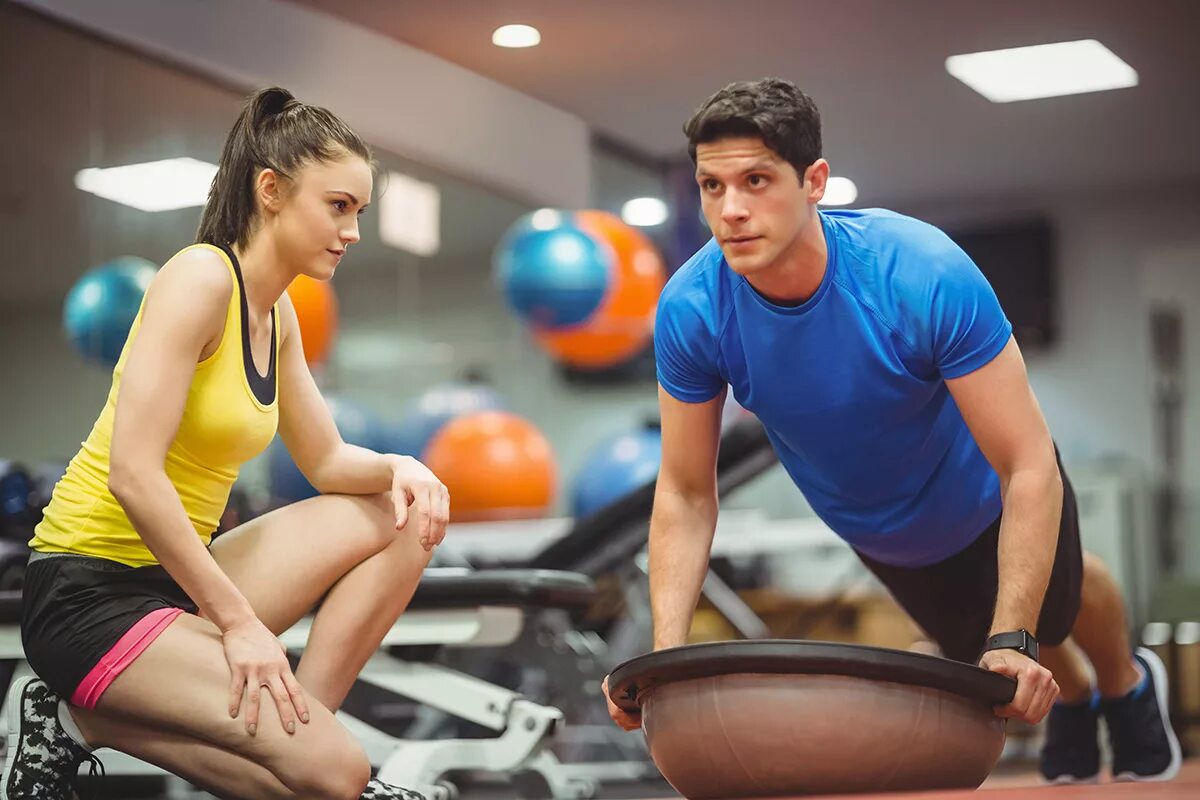 Что делает тренер в тренажерном зале. Фитнес тренер девушка. Фитнес тренер фото. Идеи для фото с тренером. Что делает тренер в тренажерном зале.