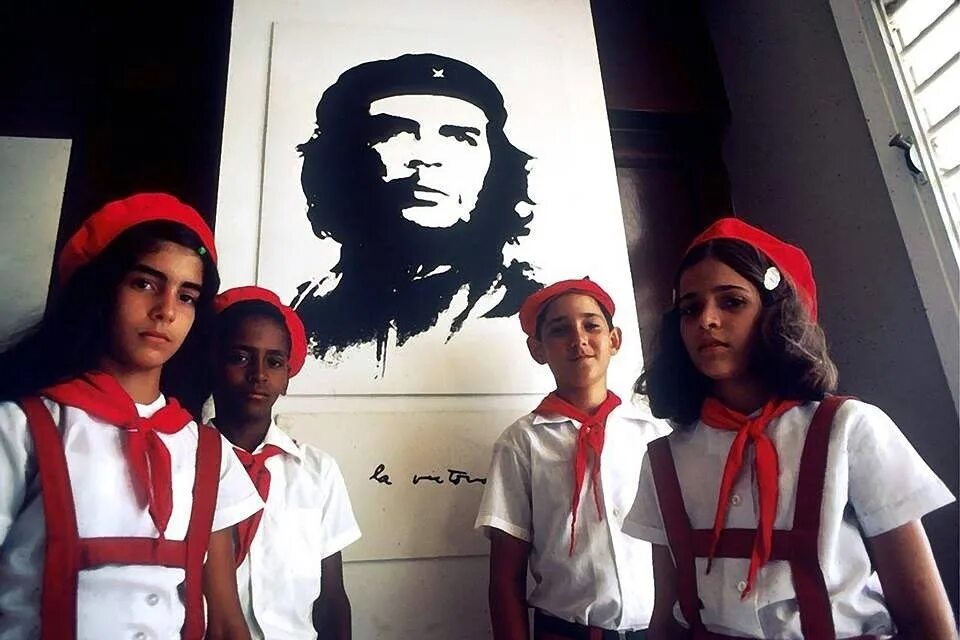 Кубинские лозунги. СССР Куба пионеры Хосе. Пионерская организация Хосе Марти. Куба че Гевара. Куба кубинцы дети.