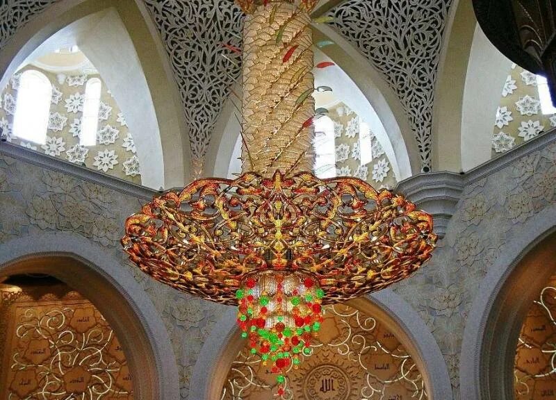 Чем украшают мечети. Самая большая люстра в мечети шейха Зайда. Мечеть украшена золотом. Самый большая люстра в мечети из золота. Украшение мечети.