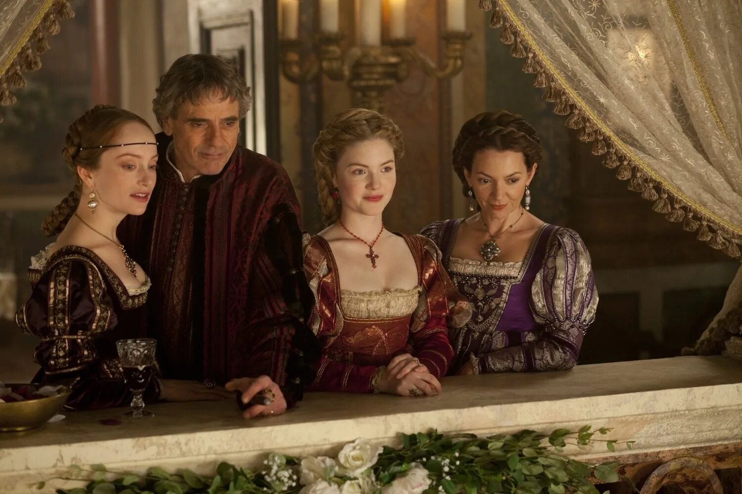 Дворцовые интриги. Том хиддлстон пустая корона. Прощай моя королева кадры. Дворцовые интриги арт. Борджиа 2006.