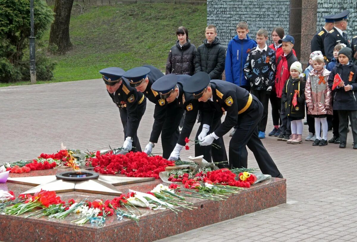 Вечный огонь Смоленск. Могила неизвестному солдату. День Победы вечный огонь со знаменем. Вечный огонь у кремлевской стены.