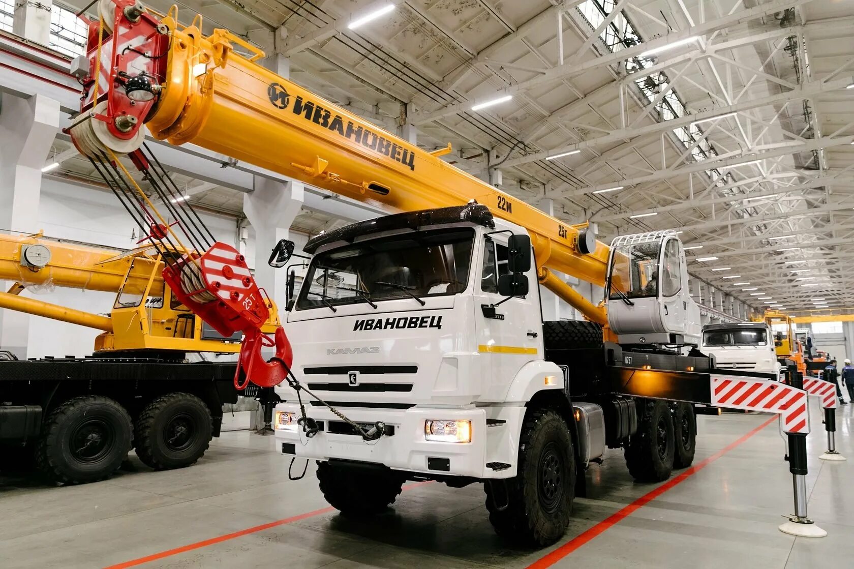 Автокран 16 тонн. Автомобильный кран жилой дом. Автокраны центр. Кран самоходный 16 тонн. Кран либхер 300 тонн.