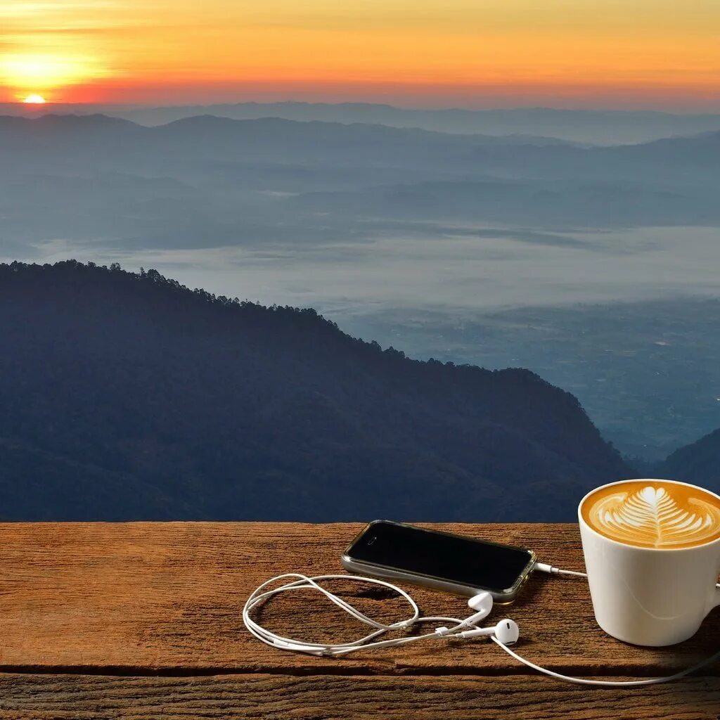 Хорошего дня мужчине словами на расстоянии. Утро кофе солнце. Доброе утро рассвет. Солнечное утро и кофе. Кофе в горах.