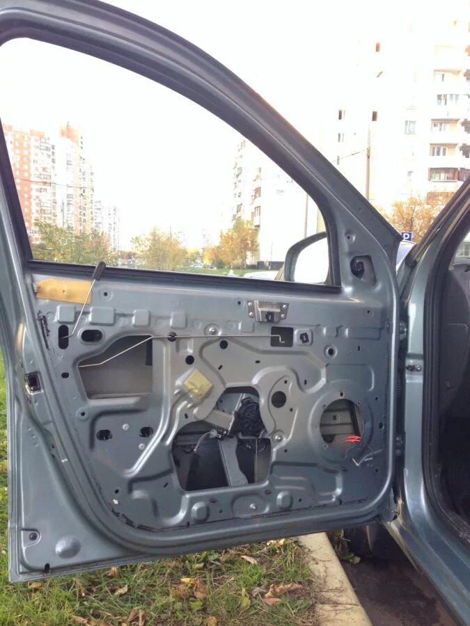 Снять заднюю дверь логан. Renault logan дверь водительская. рено логан 1 водительская дверь изнутри. рено логан 2 передняя дверь без обшивки динамики. водительская дверь рено логан 2.