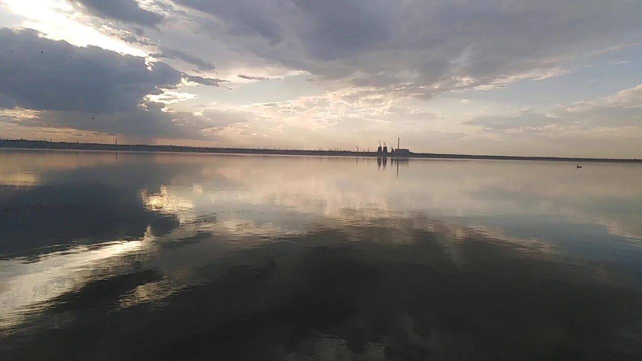 Озеро Чурилово Челябинск. Чурилово Челябинск первое озеро. Первое озеро Челябинск пляж. Пляж Чурилово первое озеро.