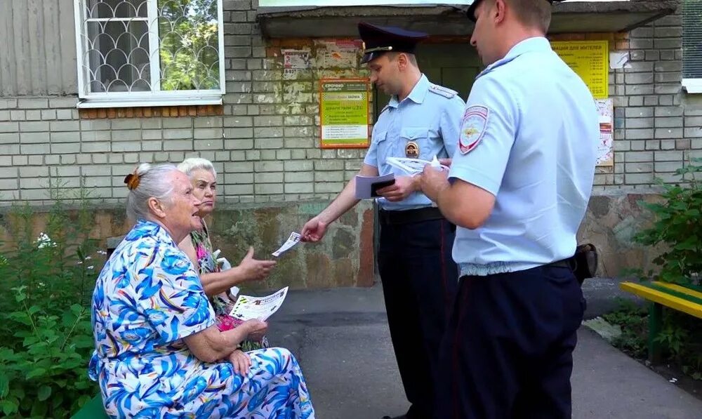 Если участковый бездействует. Участковый пришел домой. Полиция пришла домой. Полицейские пришли домой. Полиция пришла в квартиру.