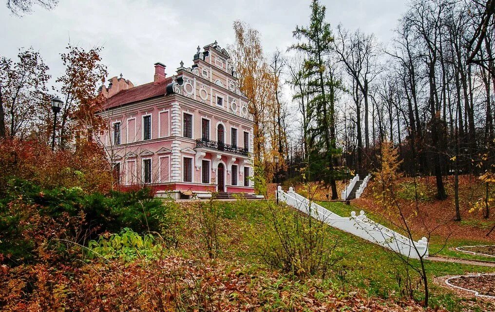 Дача романовых петергоф. В старинной усадьбе где. В старинной усадьбе где. Усадьба заключье бологое. Фасад усадьба дворянский дом 19 век.